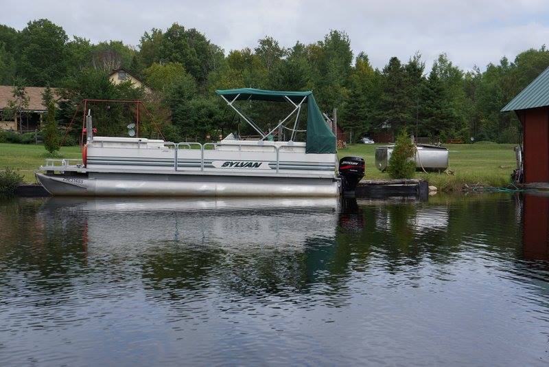 Pontoon Boat at Andorra Lodge