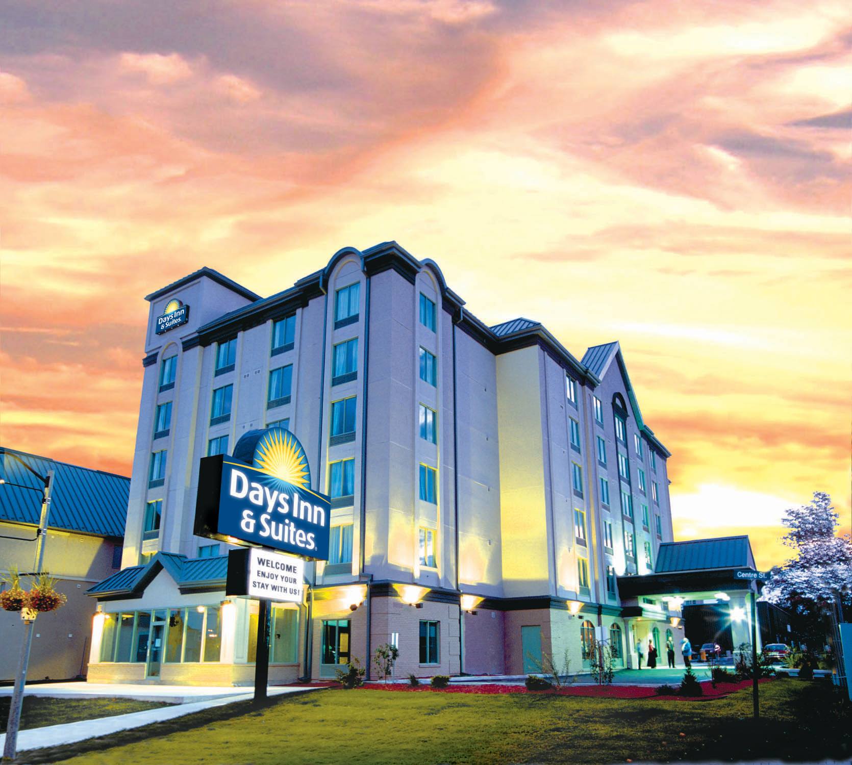 Days Inn by Wyndham Niagara Falls Near The Falls at sunrise