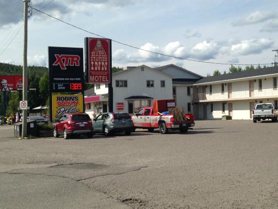 Exterior of motel with sign