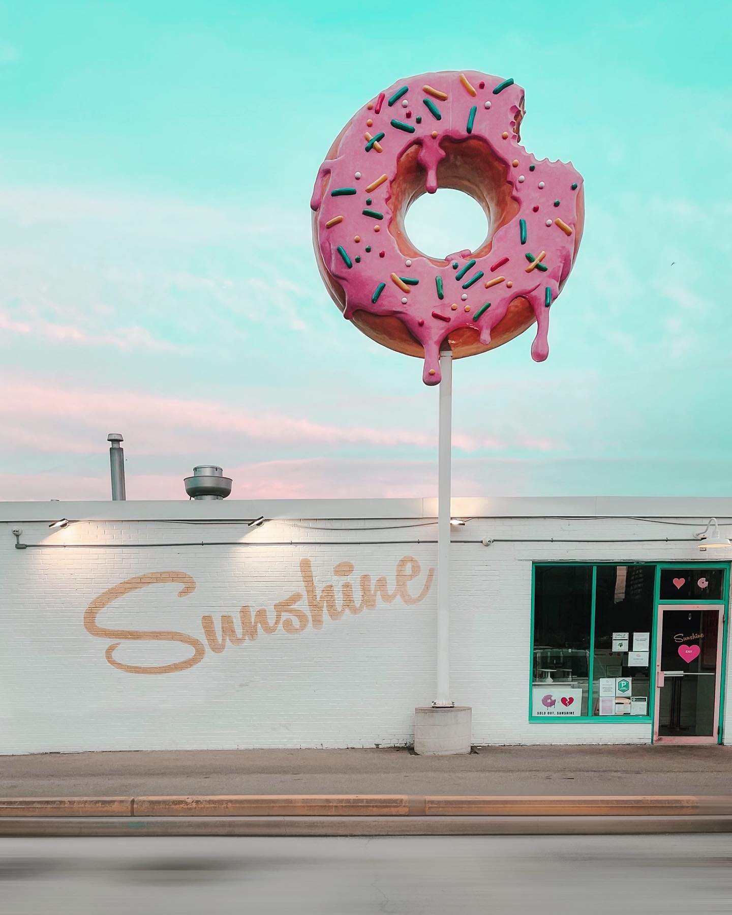 sunshine donuts from outside 