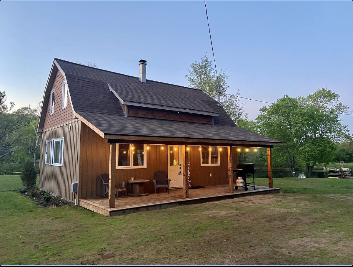 exterior of cottage at York River Cottages in the evening