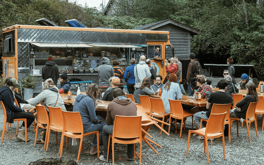 outdoor dining at food truck