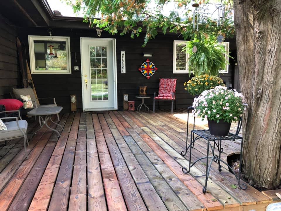 deck attached to log house