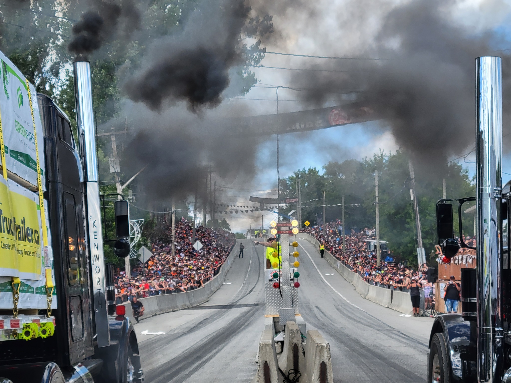 Trucks racing 