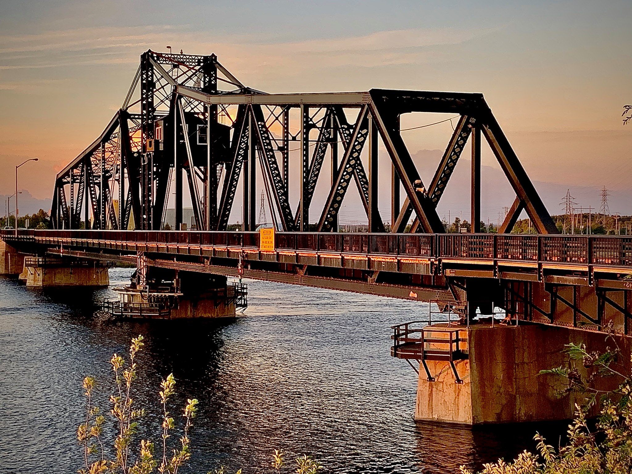 Swinging bridge