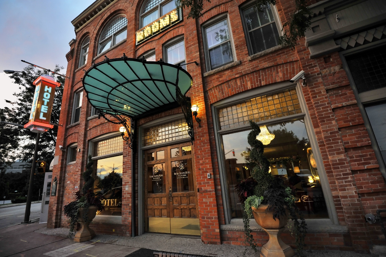 street views of exterior retro suites hotel in chatham ontario