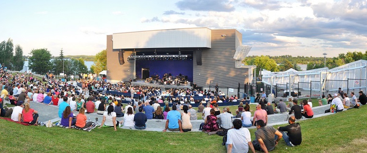 crowd at outdoor ampitheatre