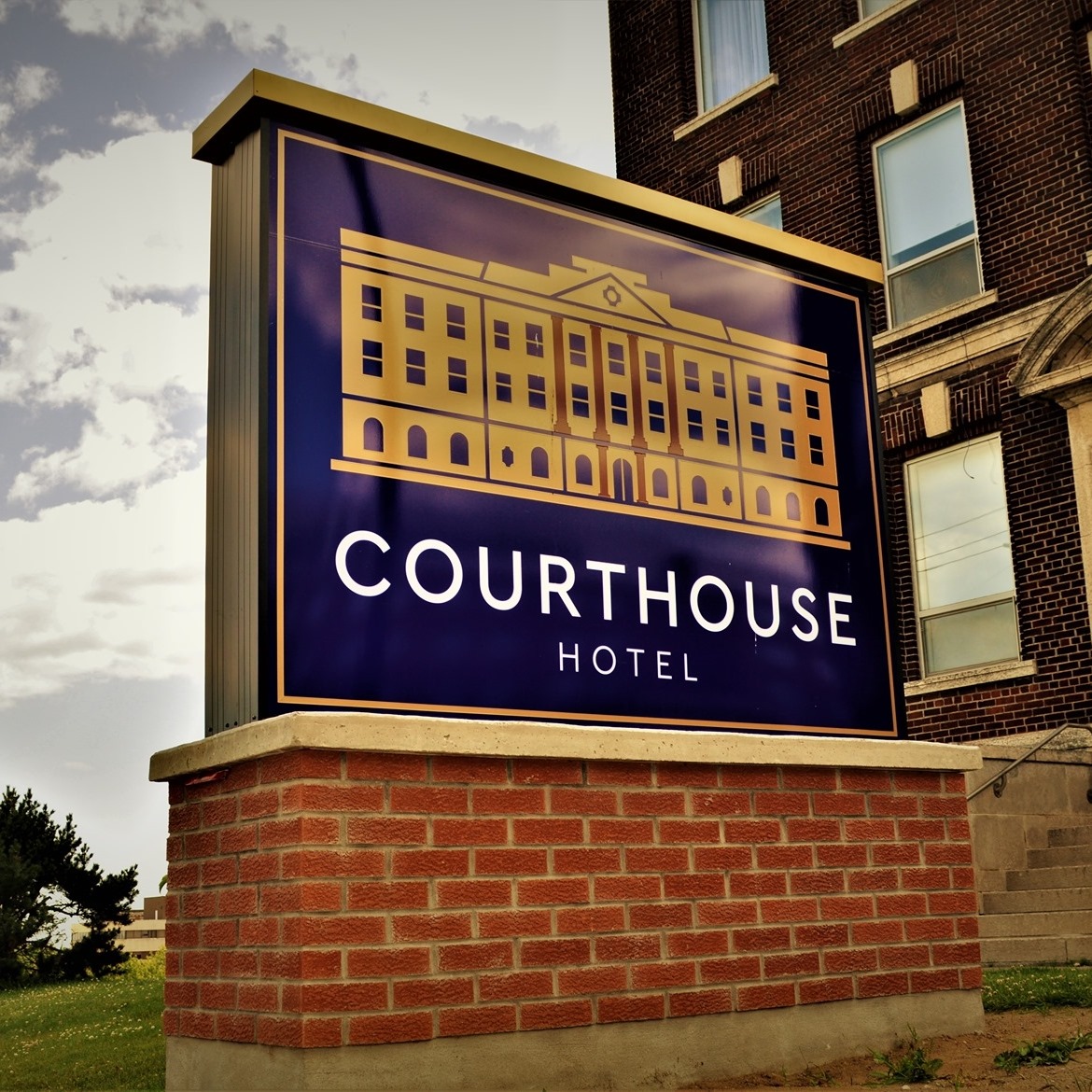 sign at courthouse hotel thunder bay ontario