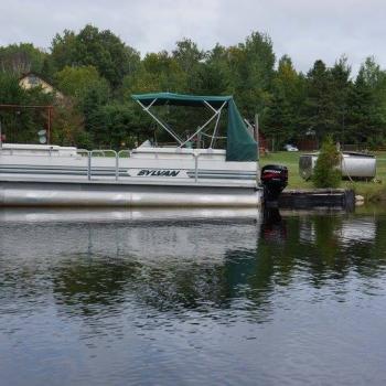 Pontoon Boat at Andorra Lodge