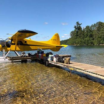 Float plane on the lake 