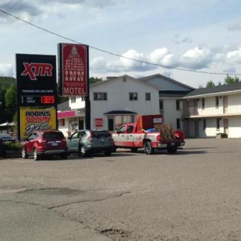 Exterior of motel with sign