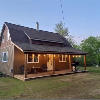 exterior of cottage at York River Cottages in the evening